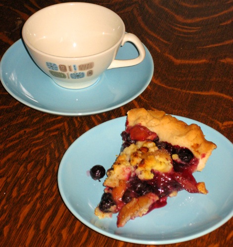 [appleblueberry pie slice[3].jpg]